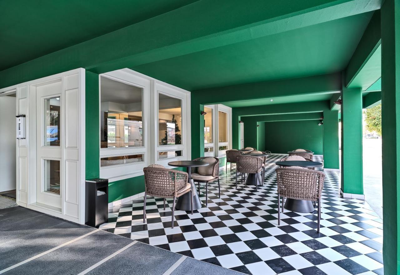 Liv The City Suites Adults Only Larnaca Ngoại thất bức ảnh