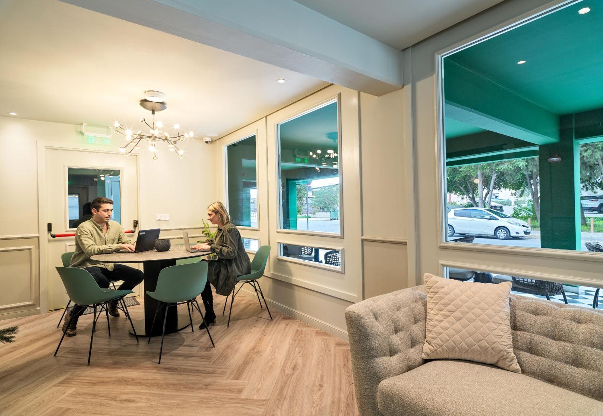Liv The City Suites Adults Only Larnaca Ngoại thất bức ảnh