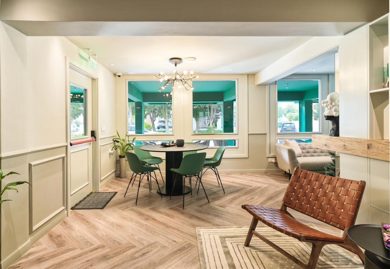 Liv The City Suites Adults Only Larnaca Ngoại thất bức ảnh