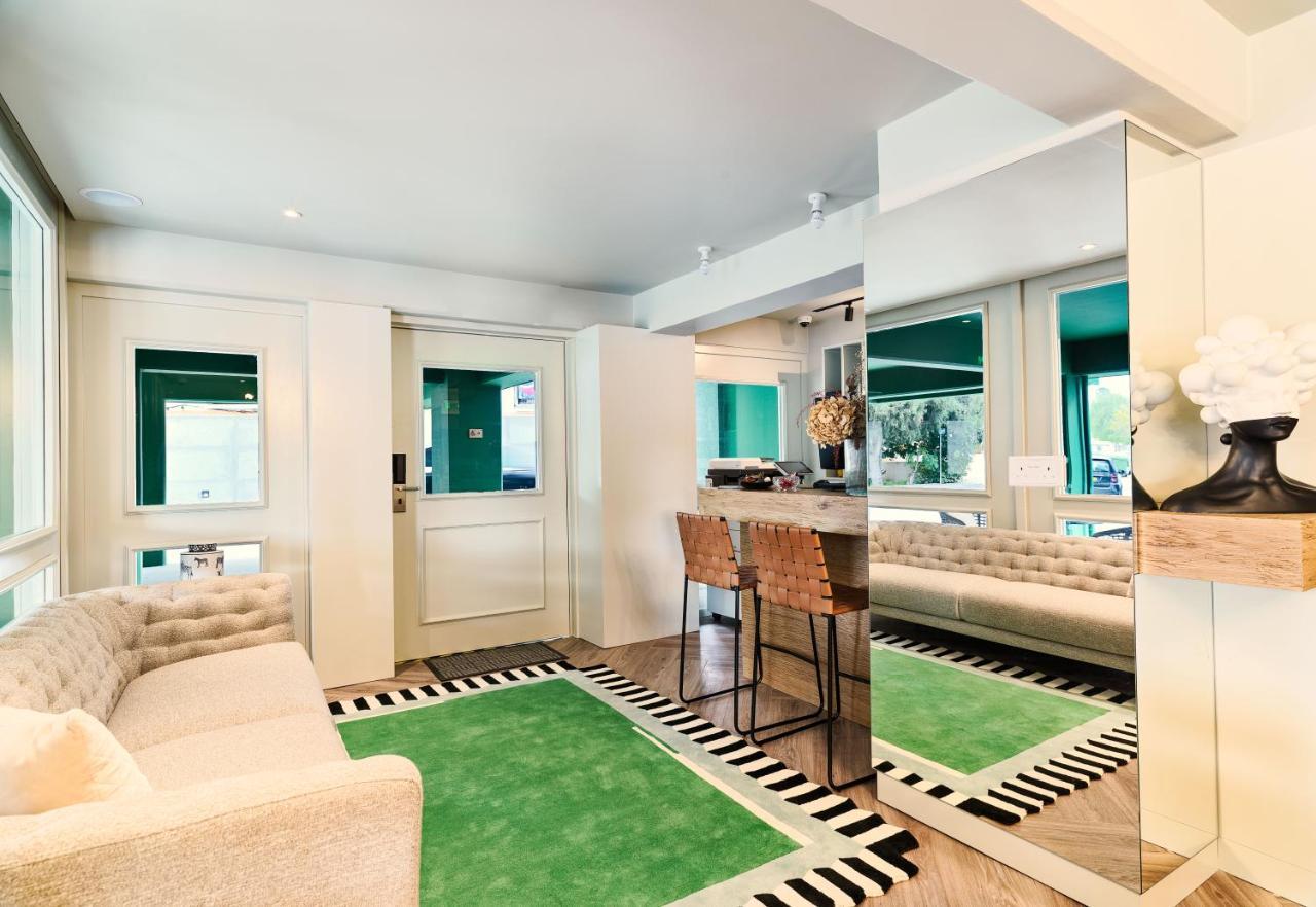 Liv The City Suites Adults Only Larnaca Ngoại thất bức ảnh