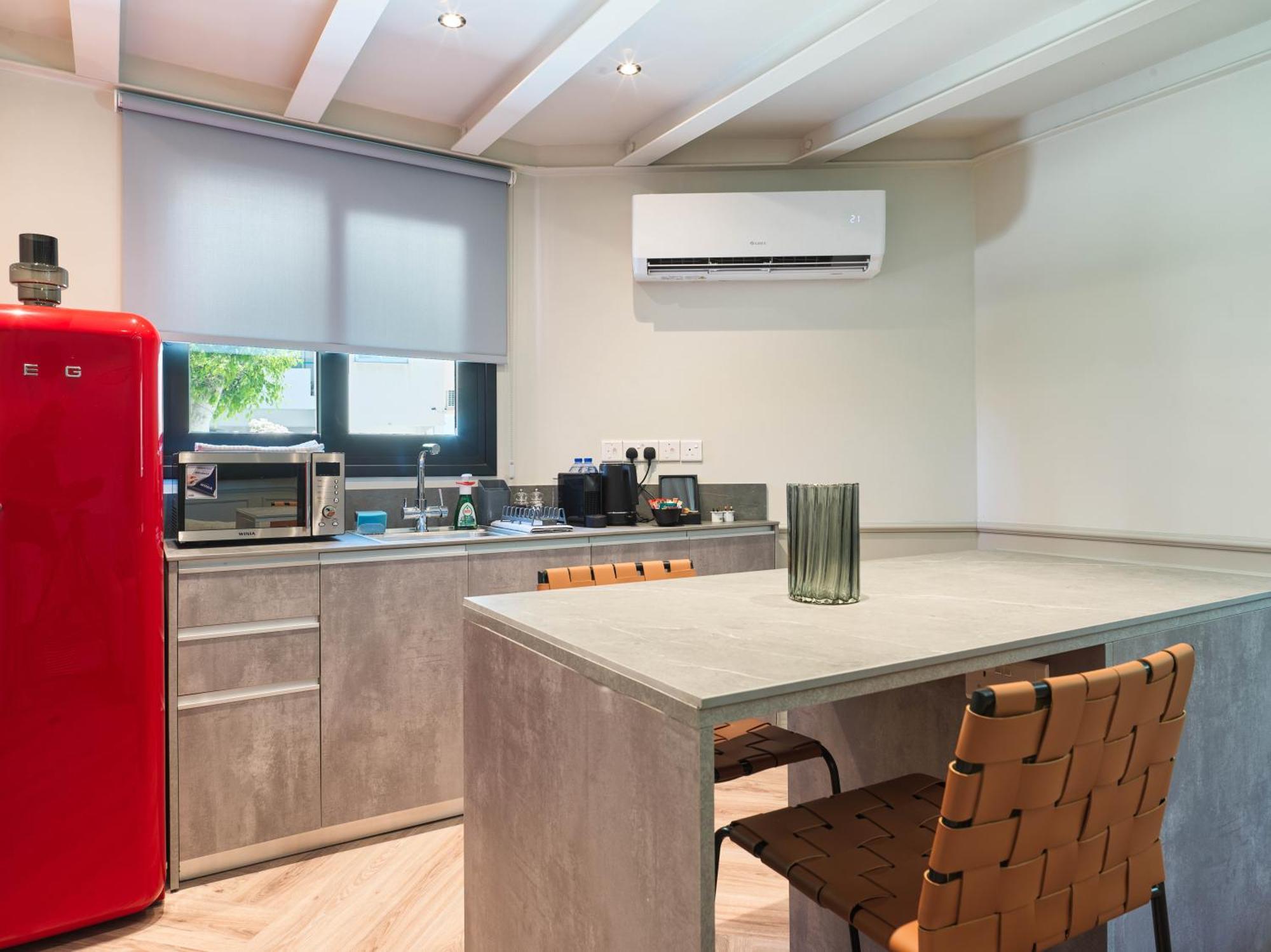 Liv The City Suites Adults Only Larnaca Ngoại thất bức ảnh