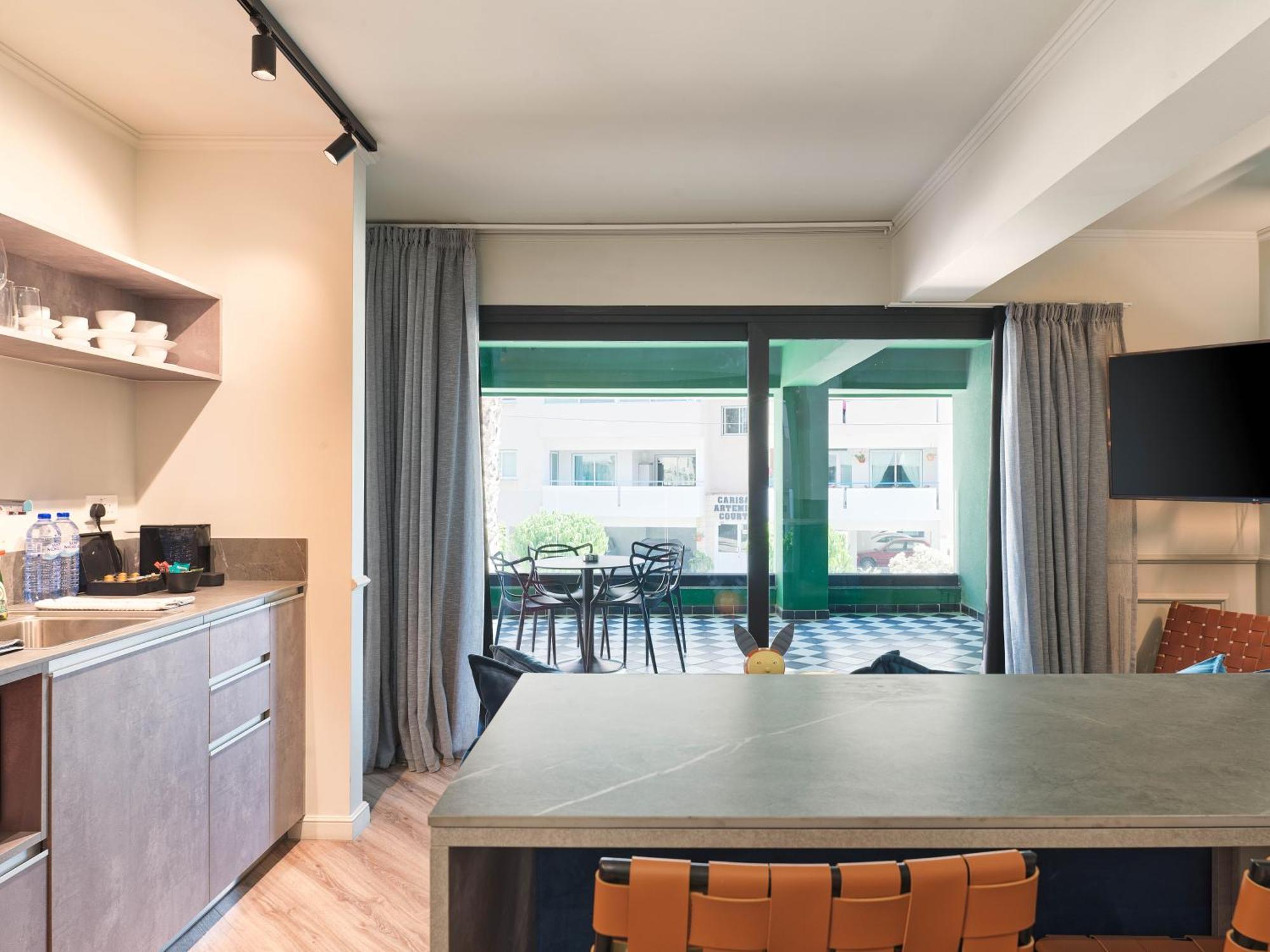Liv The City Suites Adults Only Larnaca Ngoại thất bức ảnh