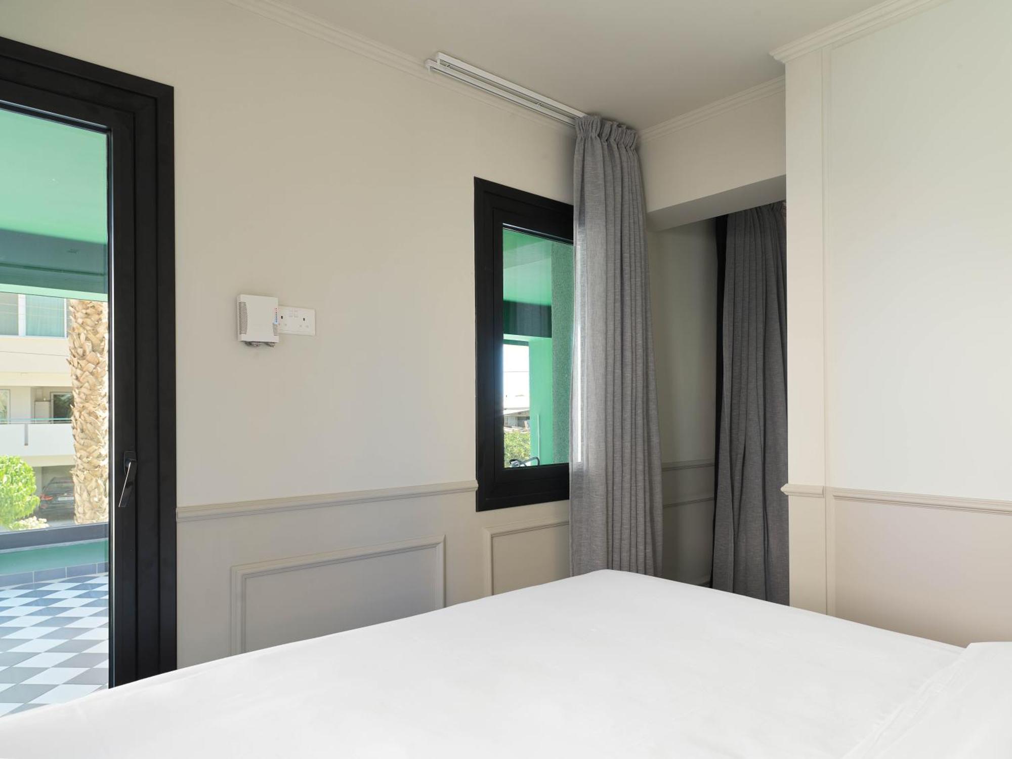 Liv The City Suites Adults Only Larnaca Ngoại thất bức ảnh