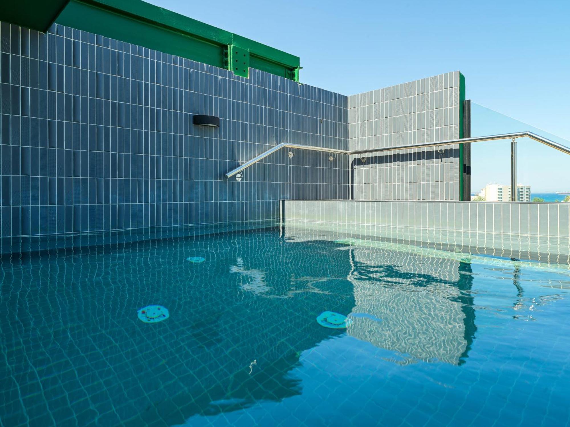 Liv The City Suites Adults Only Larnaca Ngoại thất bức ảnh